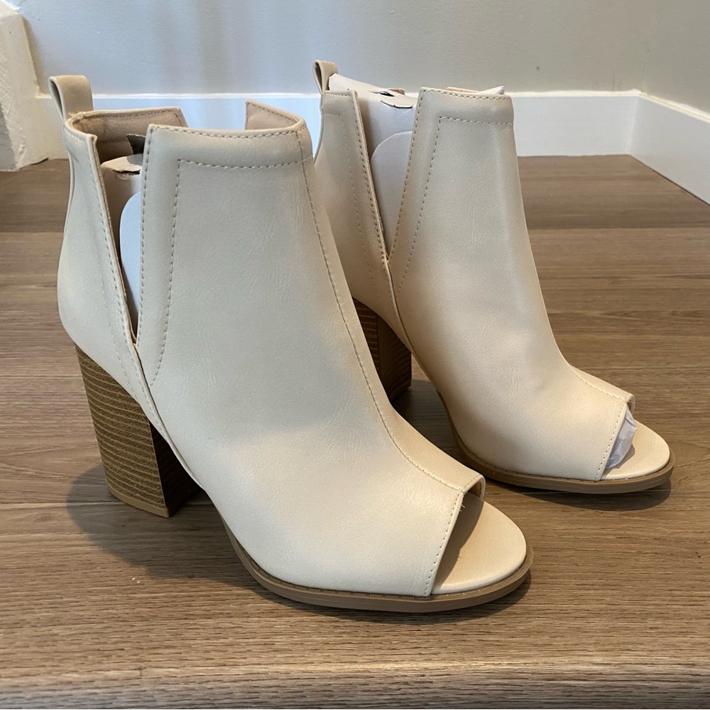 Cream open-toe boots (Pink Lily)
